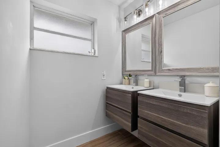 MASTER BATH DUAL SINKS