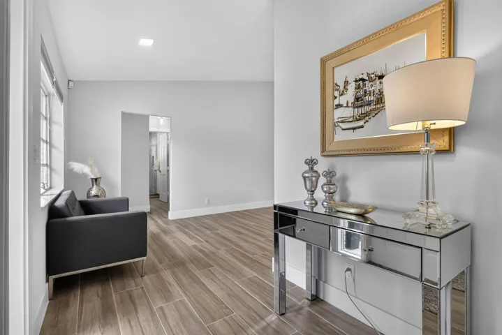 SPACIOUS FOYER