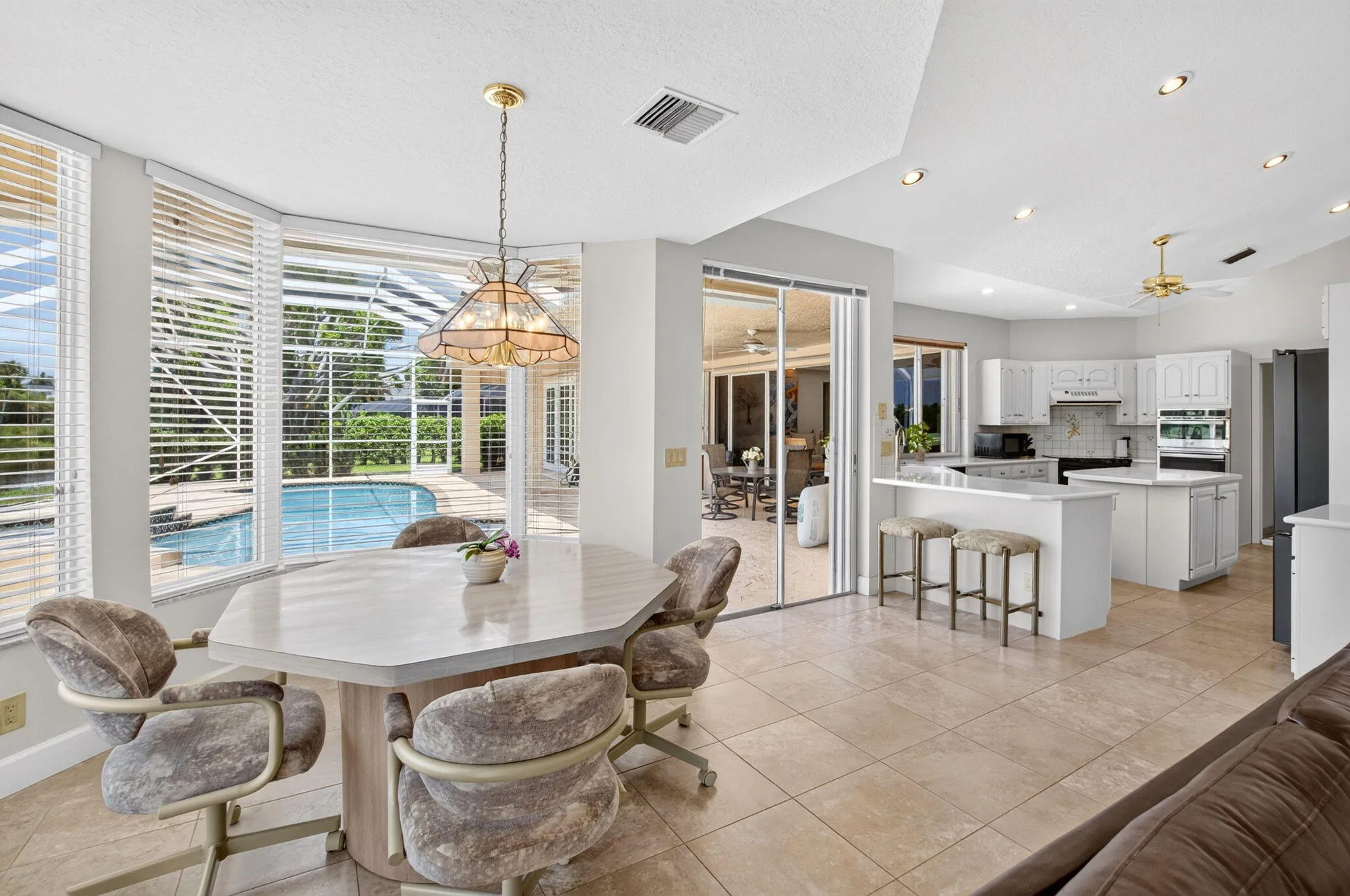 informal dining overlooking pool & lake