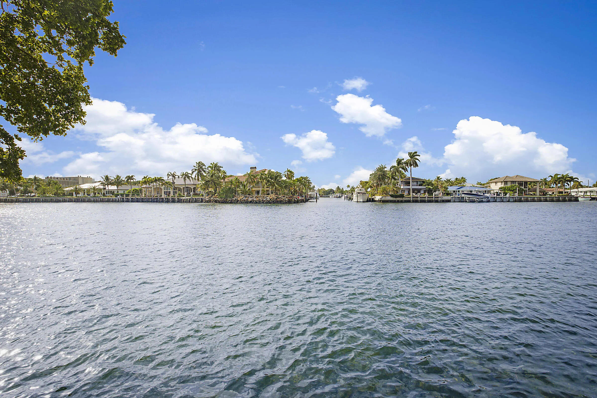 1901 N Riverside Dr -40