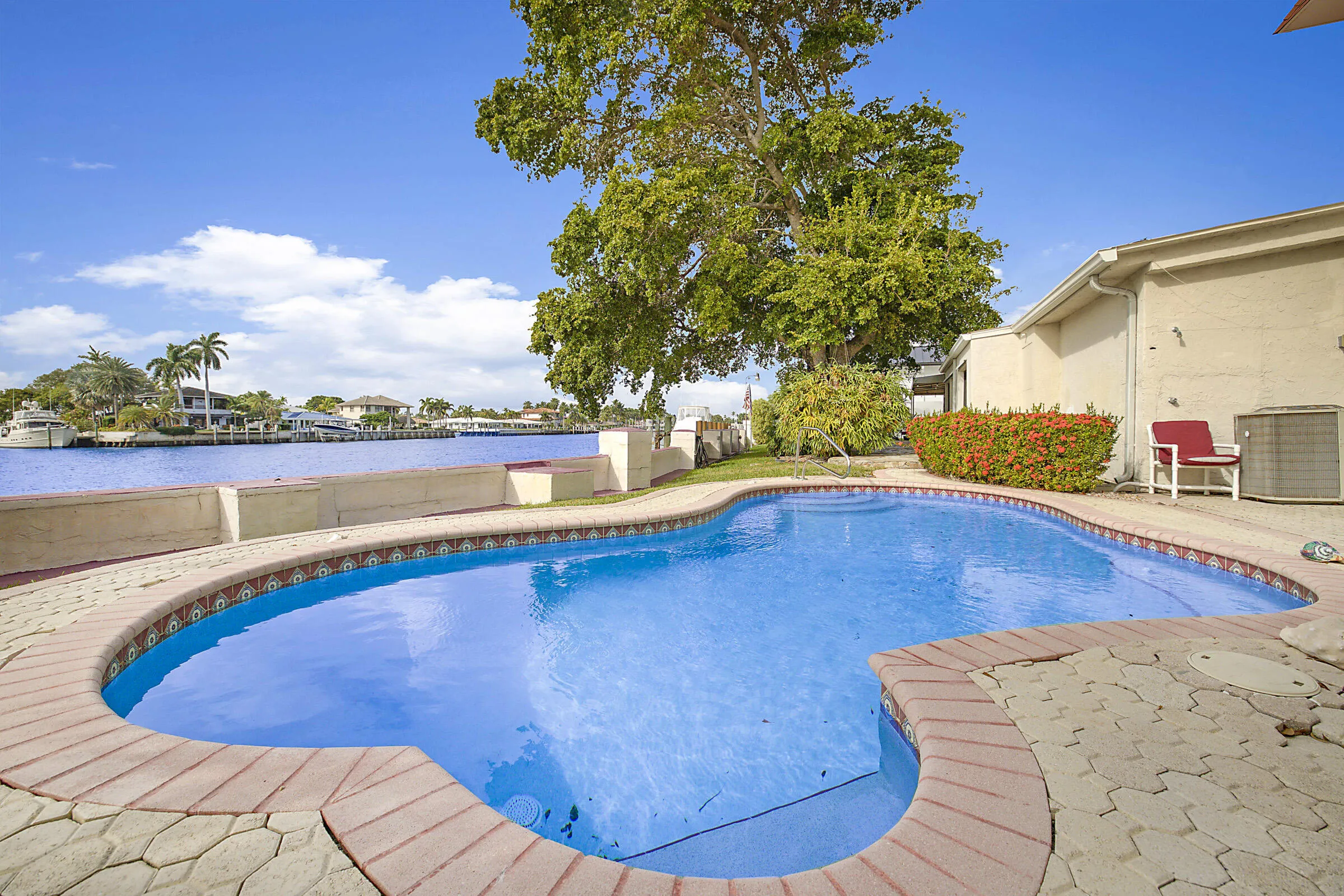 1901 N Riverside Dr -38