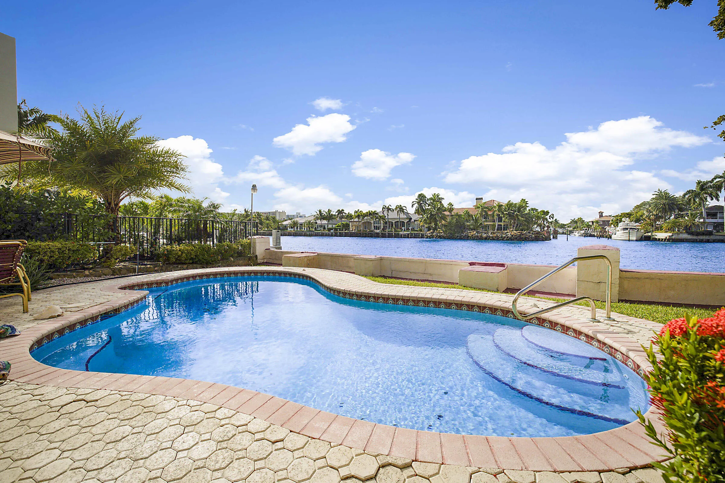 1901 N Riverside Dr -35