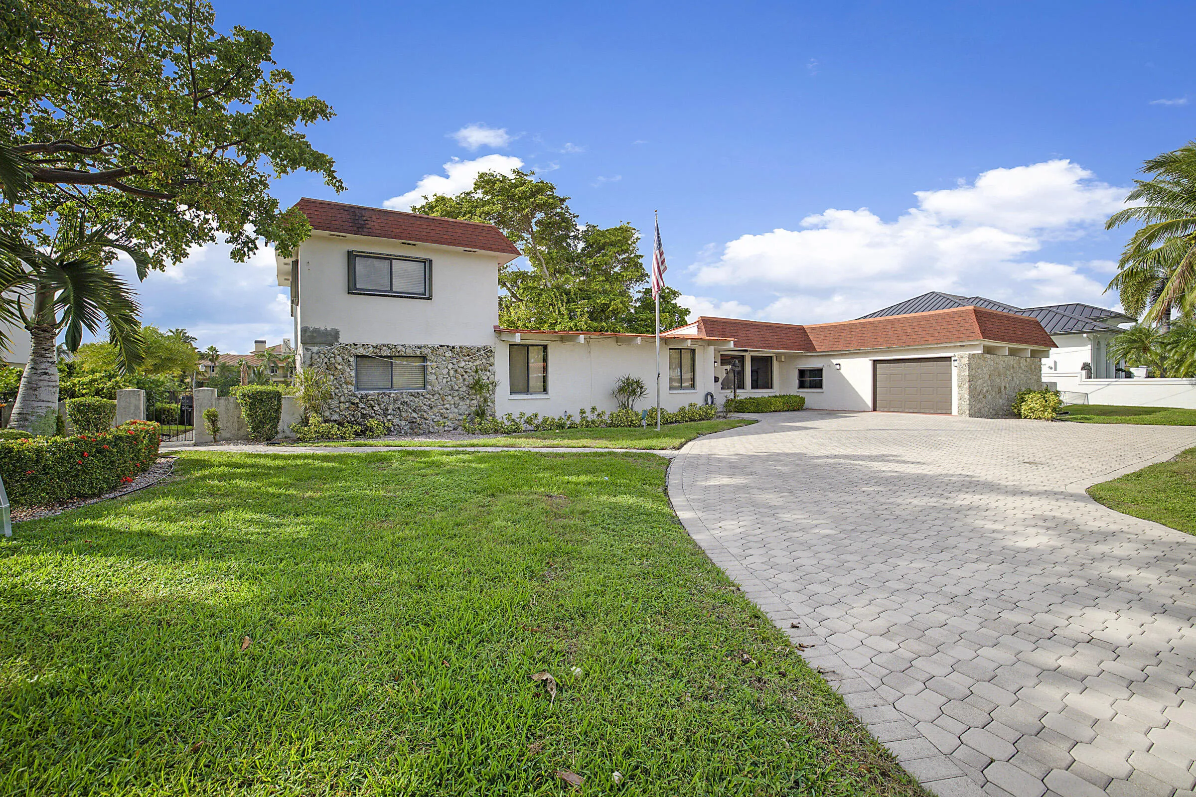 1901 N Riverside Dr -43