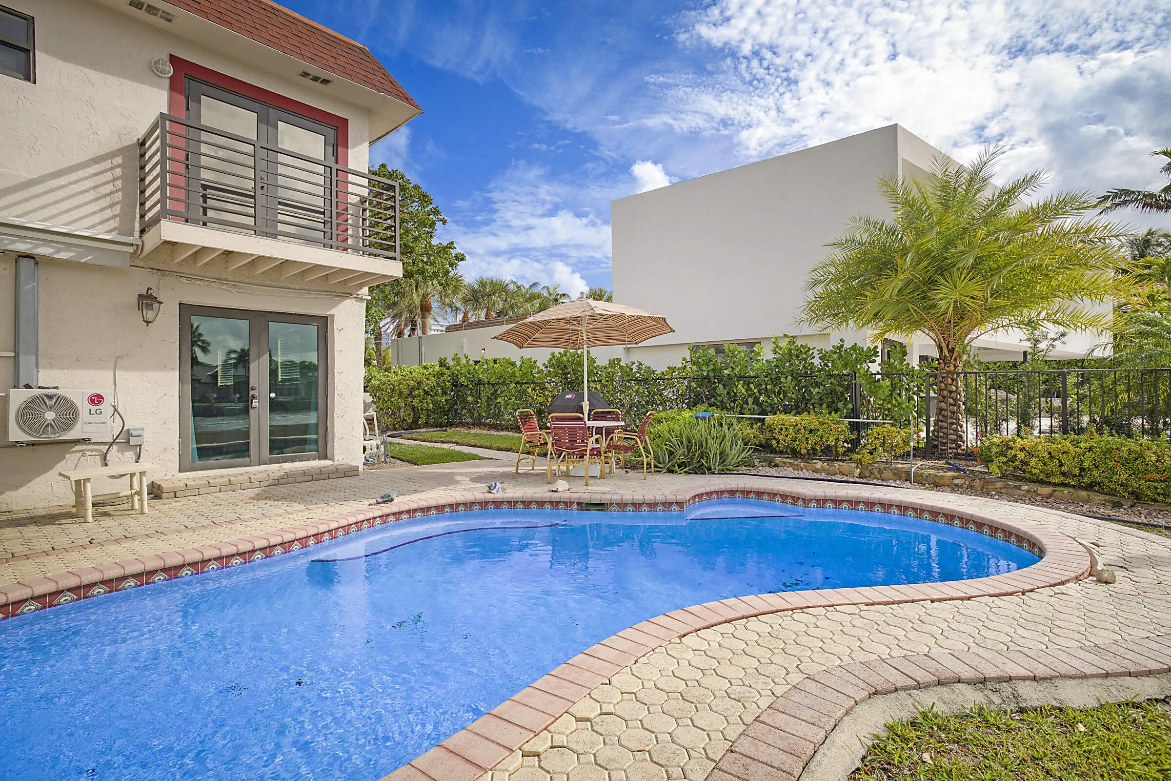 1901 N Riverside Dr -36