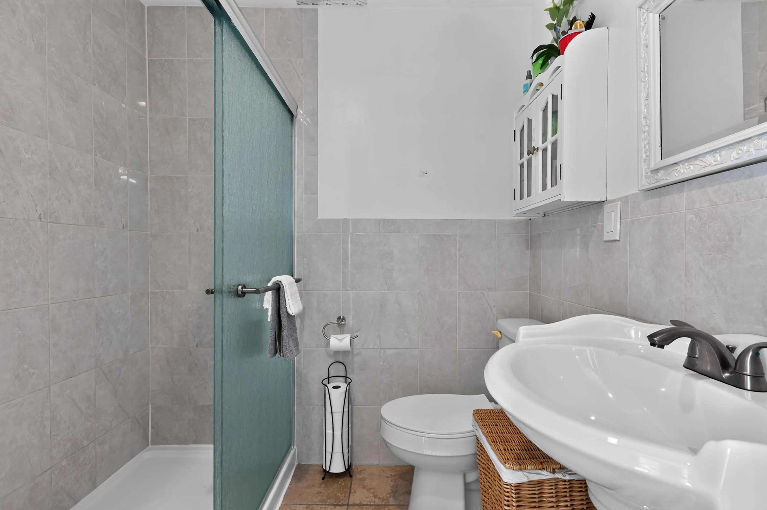 26_5826_Churchill_Ct-Bathroom-1842
