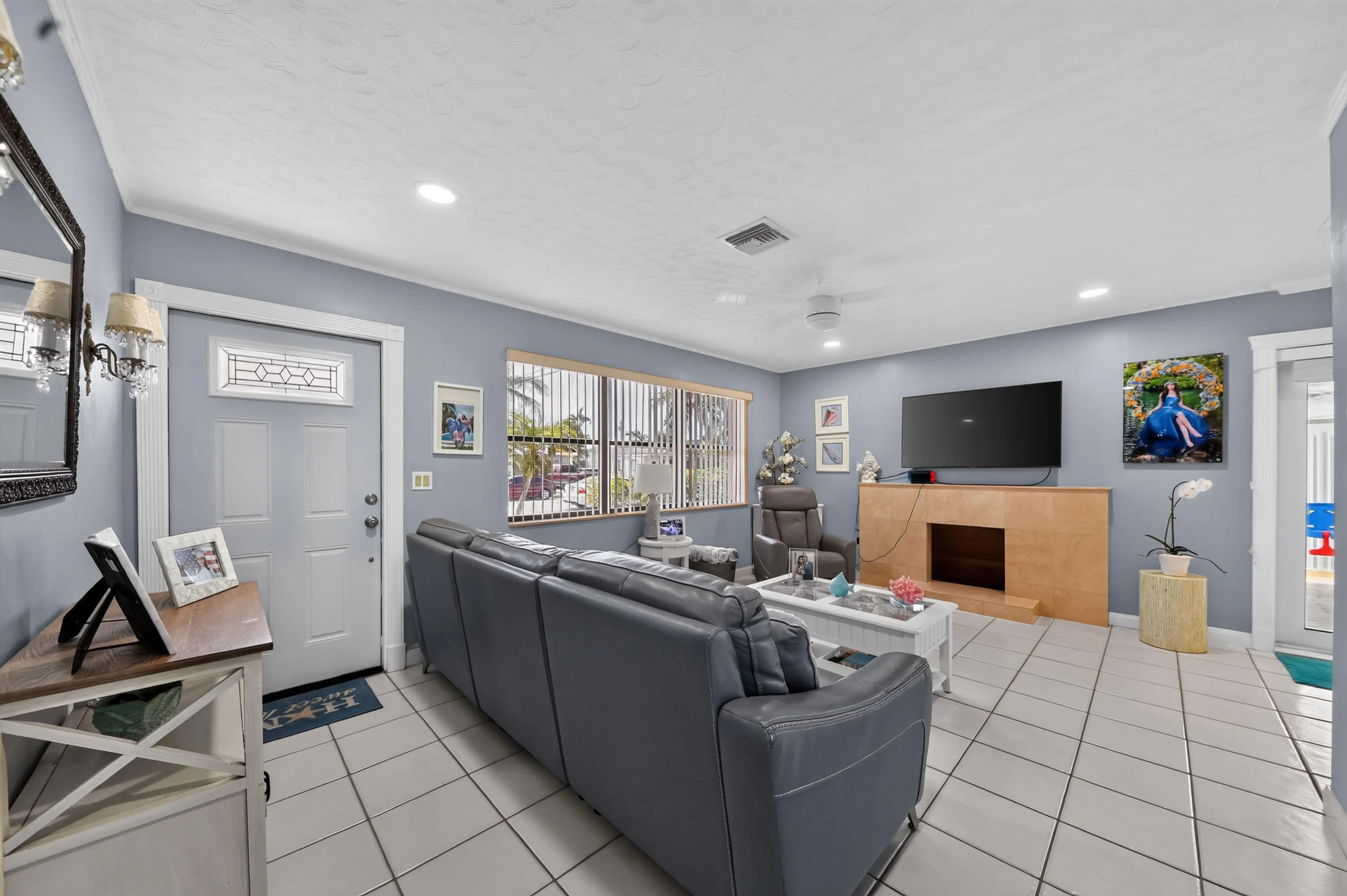 09_5826_Churchill_Ct-Living_room-1752