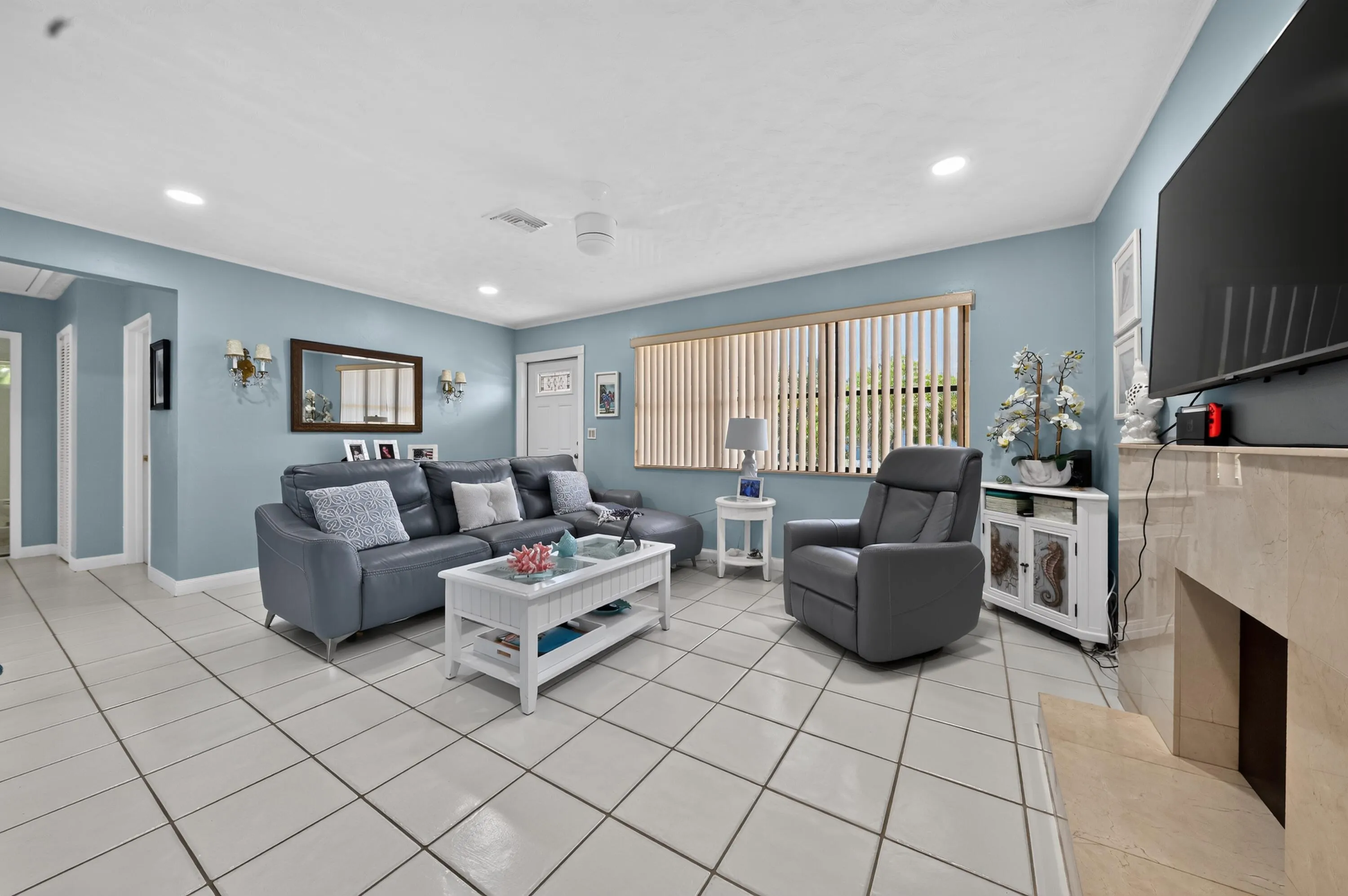 10_5826_Churchill_Ct-Living_room-1719