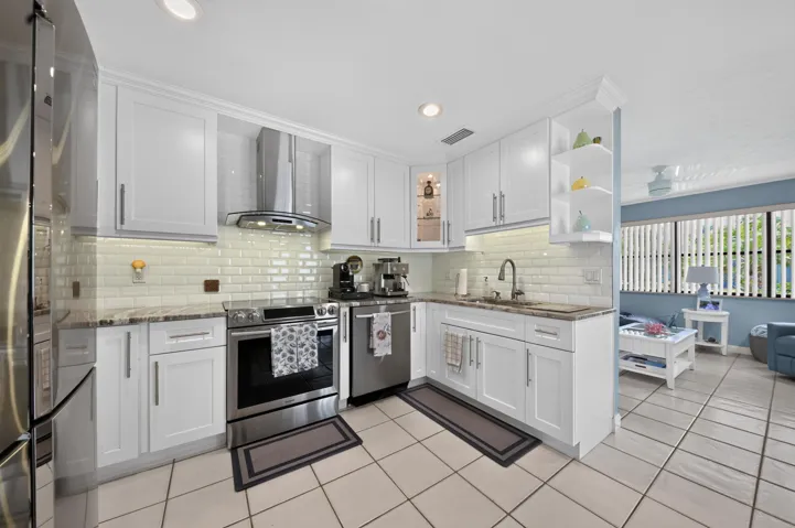 15_5826_Churchill_Ct-Kitchen-1728