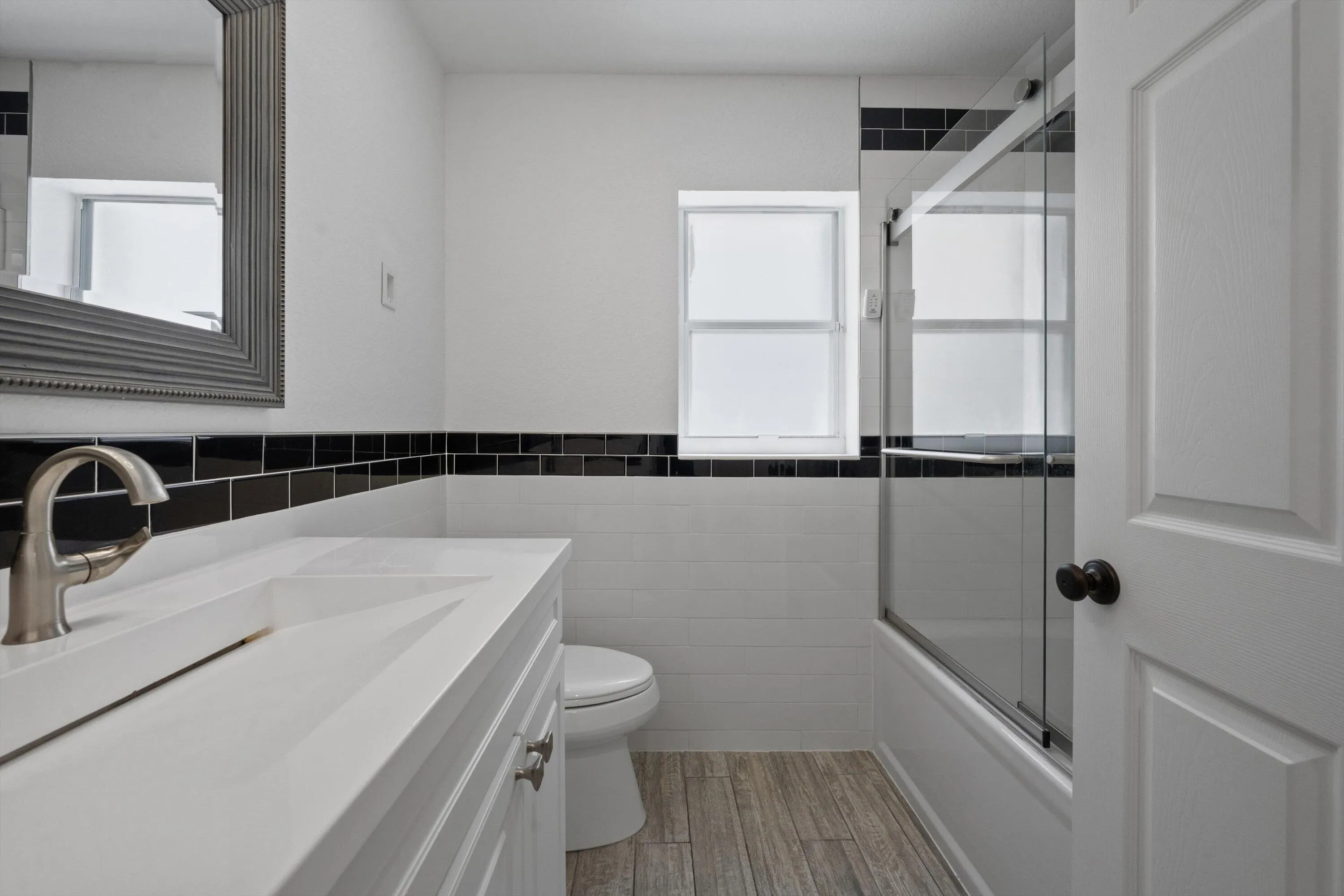 GUEST BATHROOM WITH TUB