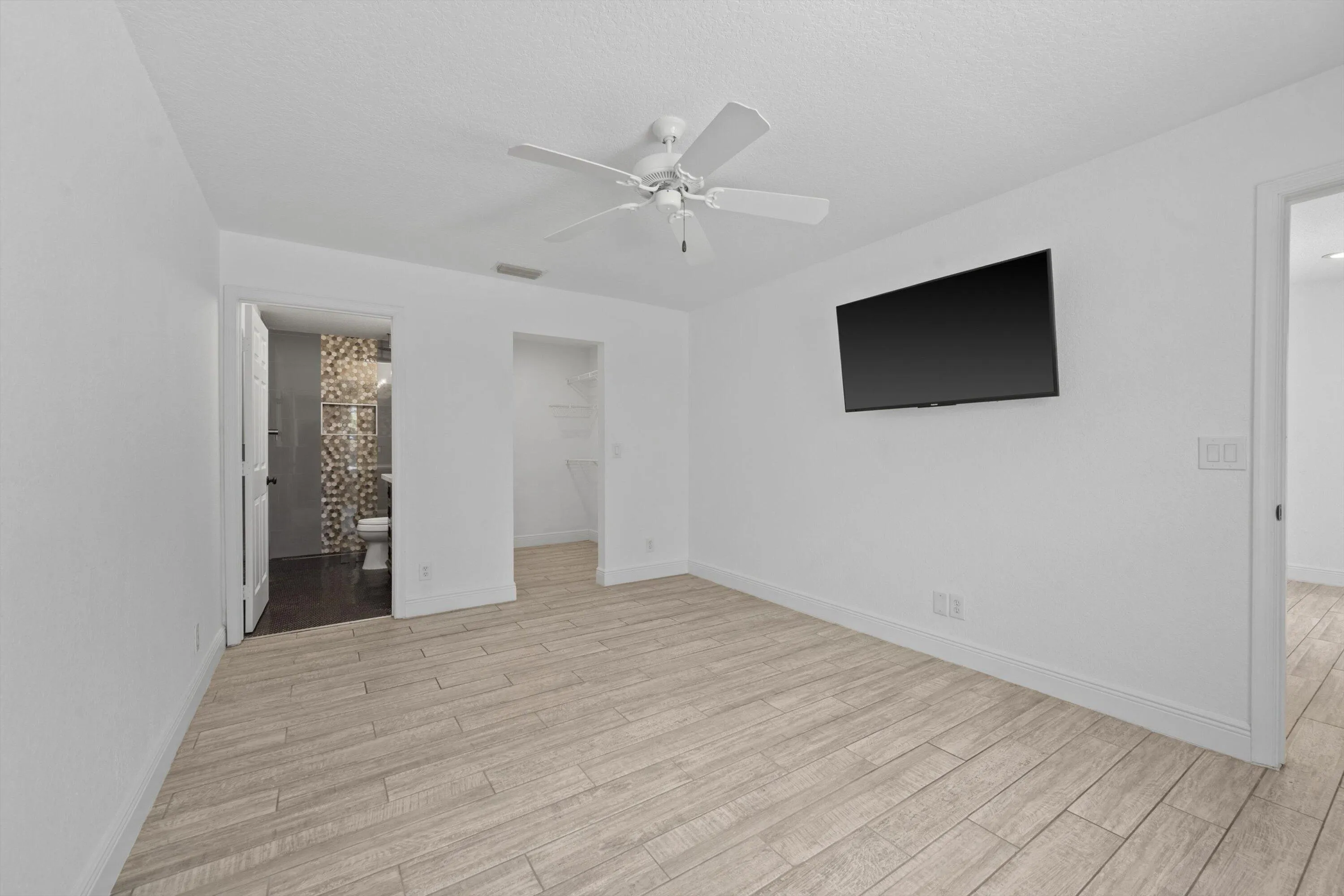 MAIN BEDROOM