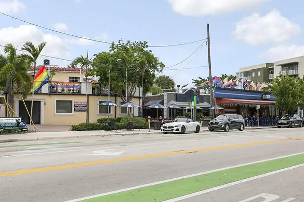 Close to Wilton Dr. Restaurants & Nightlife