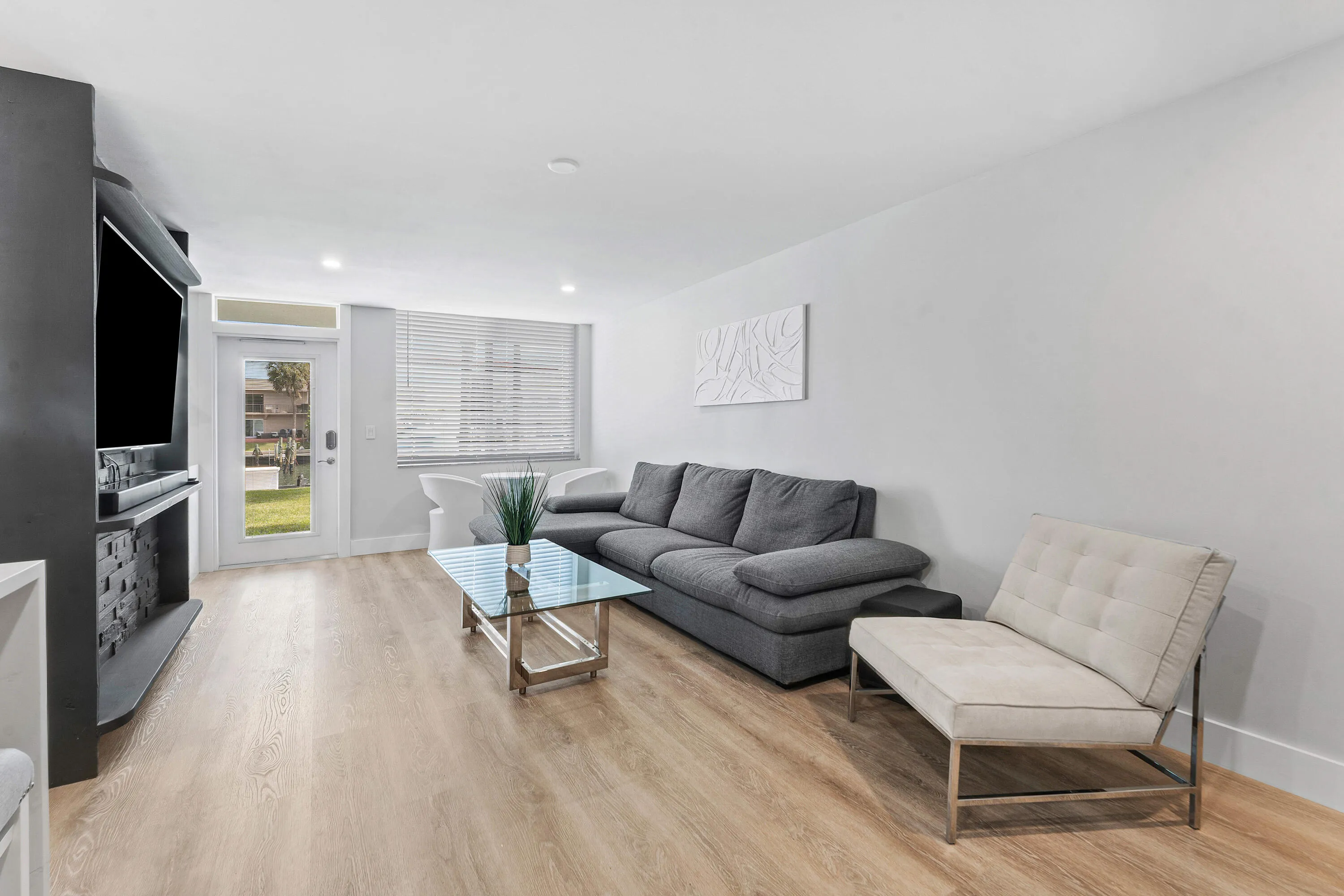 008-108ParadiseHarbourBoulevard-107-Nort