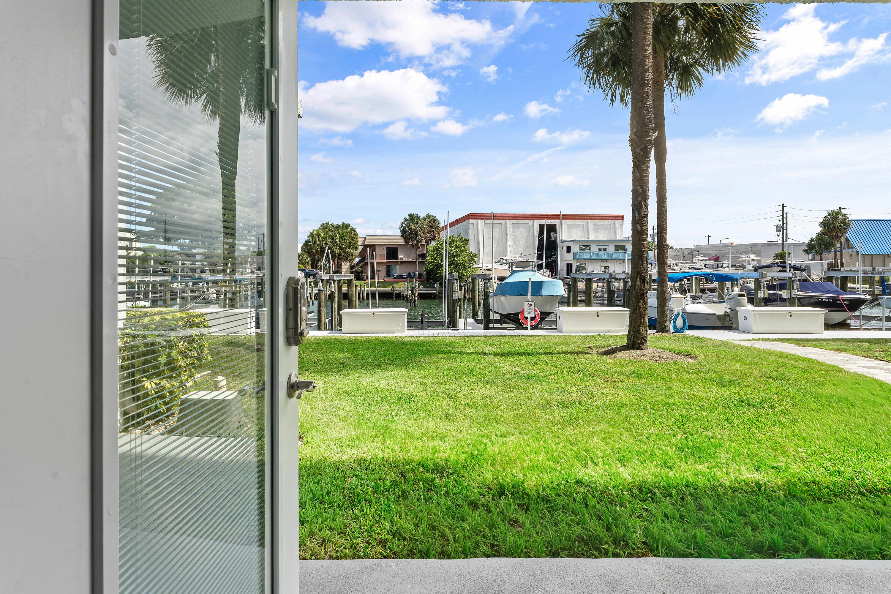 023-108ParadiseHarbourBoulevard-107-Nort