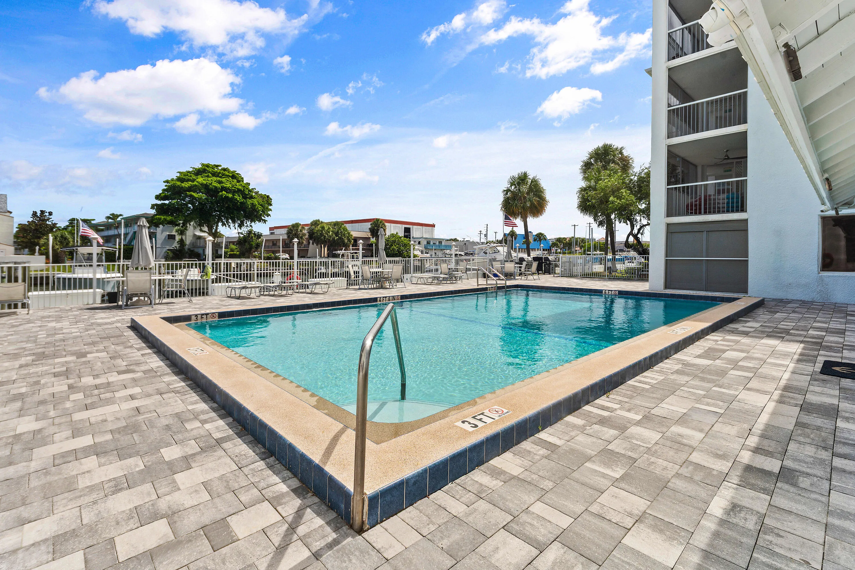 029-108ParadiseHarbourBoulevard-107-Nort