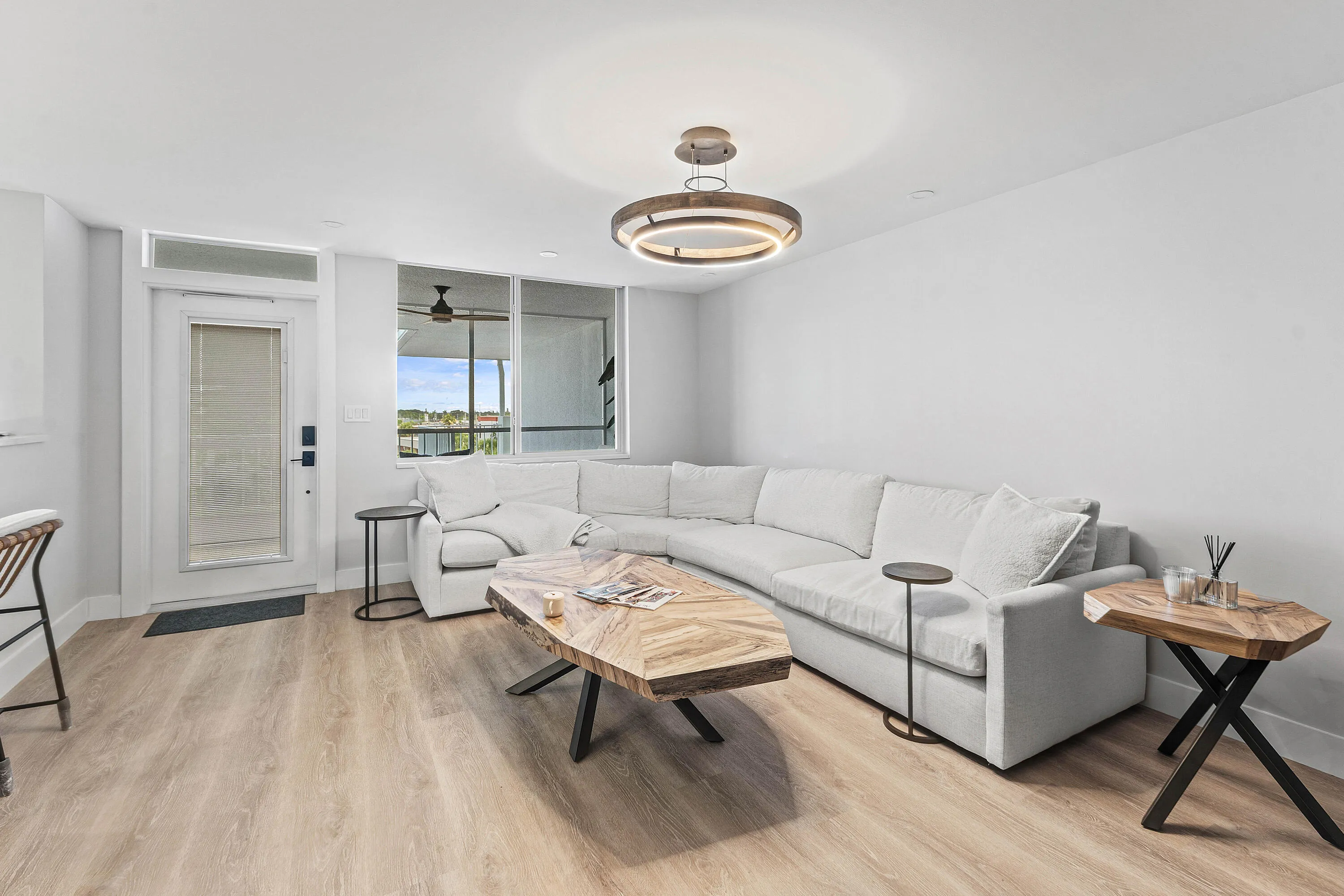 007-108ParadiseHarbourBoulevard-502-Nort