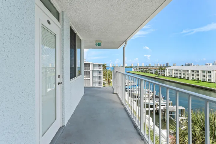 001-108ParadiseHarbourBoulevard-502-Nort