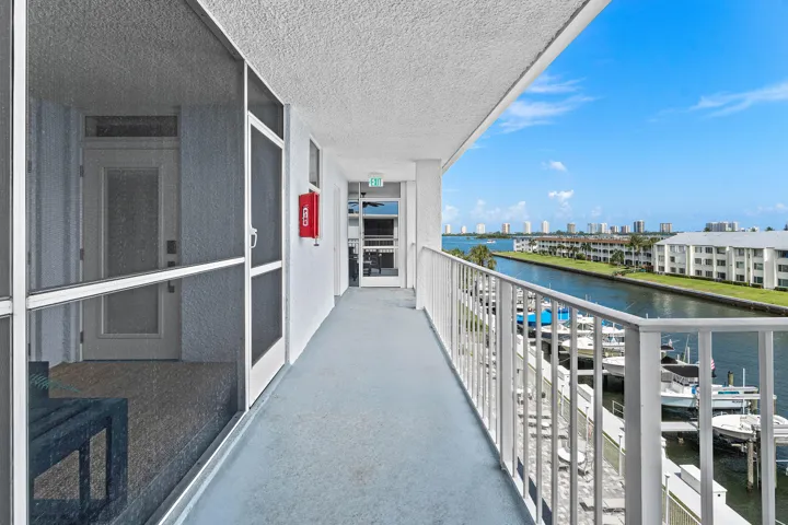 002-108ParadiseHarbourBoulevard-502-Nort