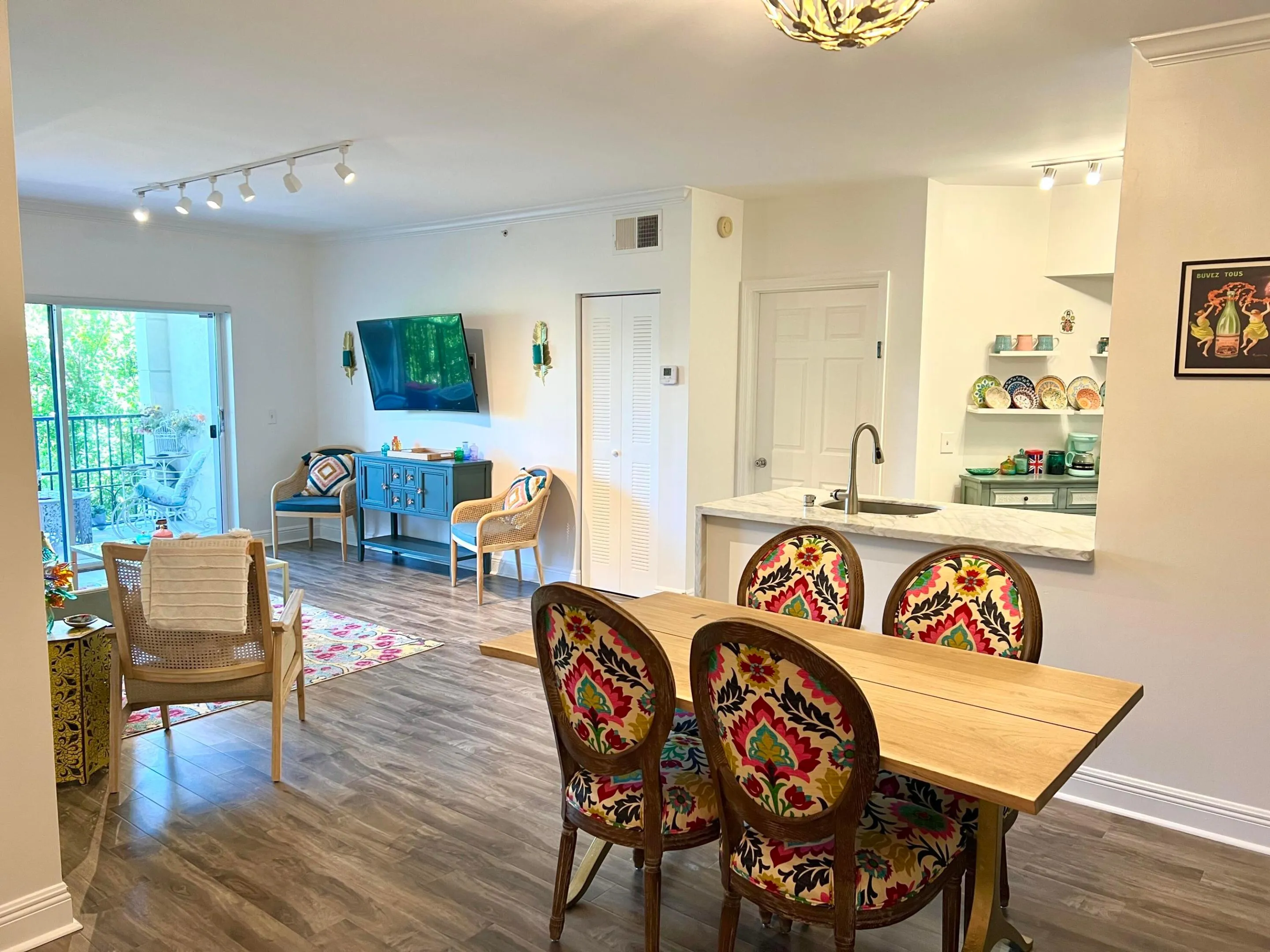 LIVING/ DINING AREA