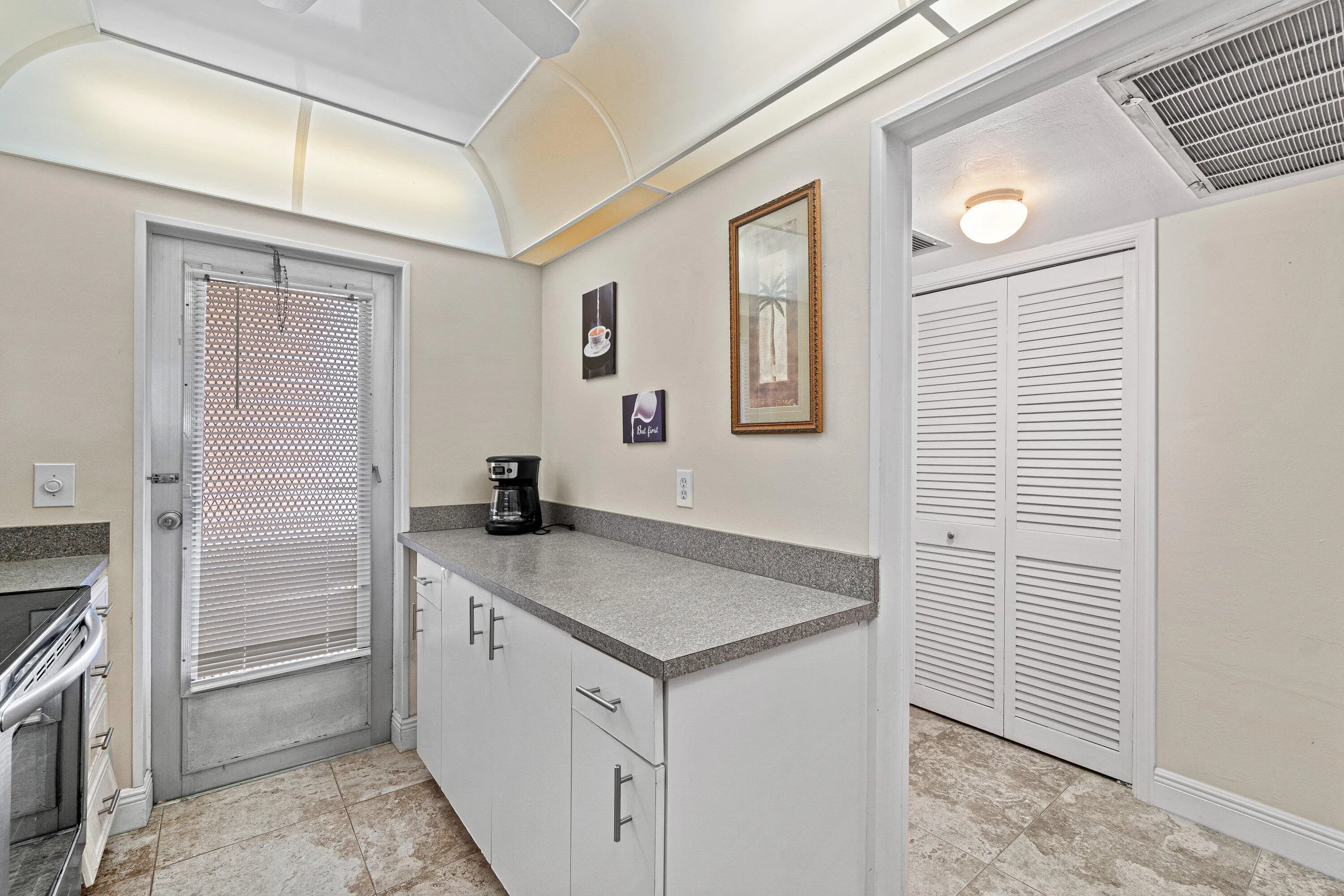 010-4502NorthFederalHighway-160G-Lightho