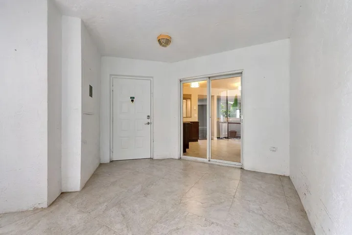 Screened Front Patio and Entrance