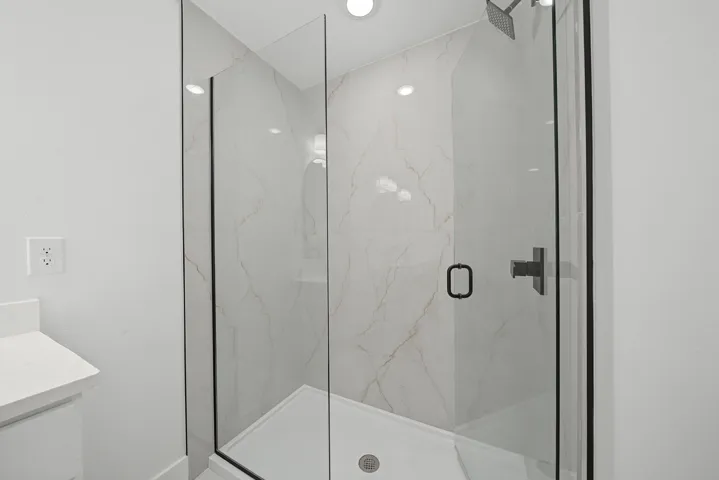 interior - master bathroom 3