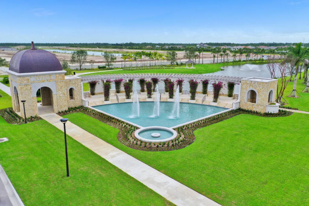 Avenir-Entrance-with-Fountains-1024x683