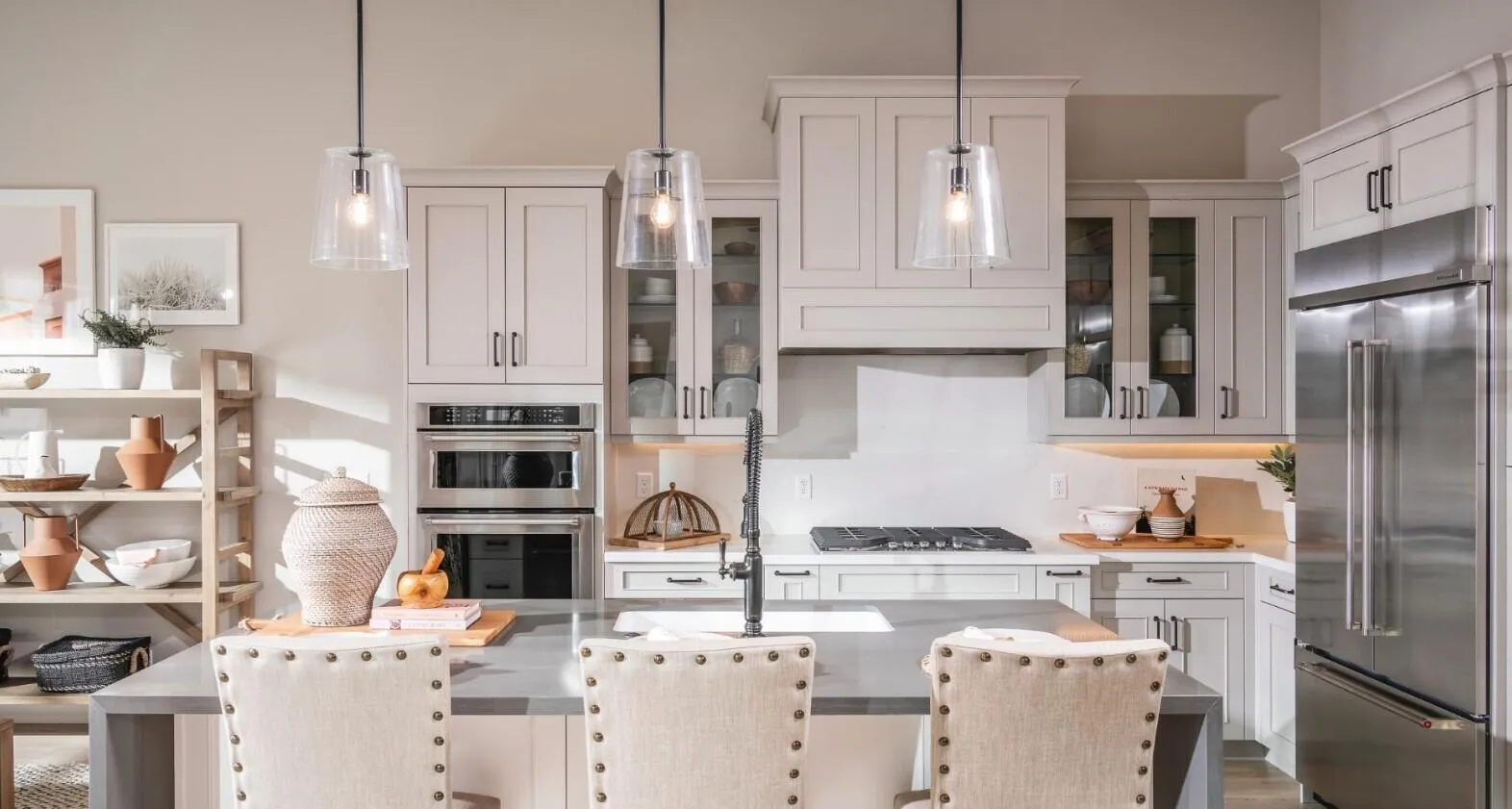 WELL-DESIGNED KITCHEN WITH LARGE CENTER ISLAND