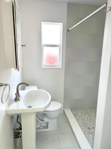 LARGE COMPIANT BATHROOM!