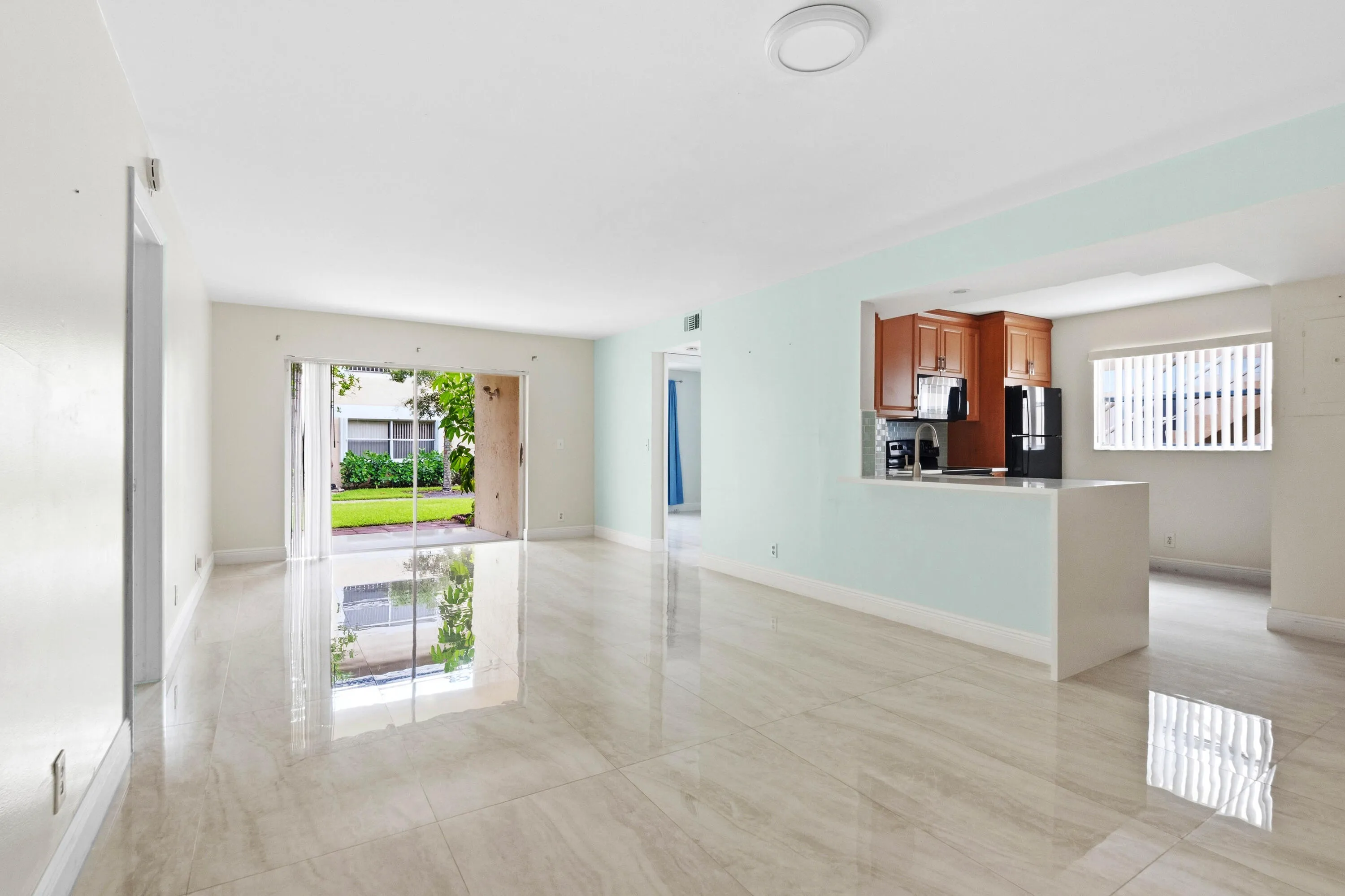 12069 Royal Palm Blvd_007