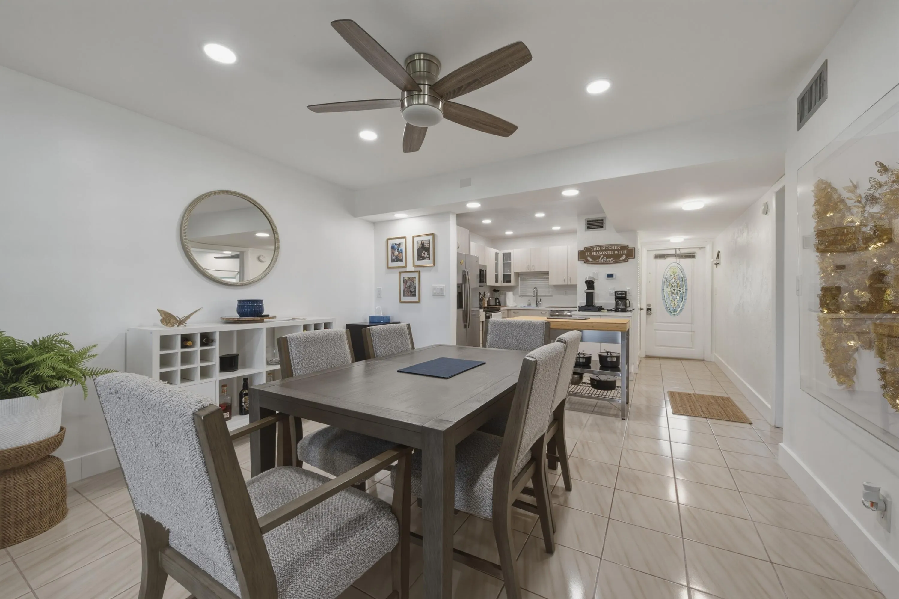 3. Dining Room to Kitchen Foyer USE