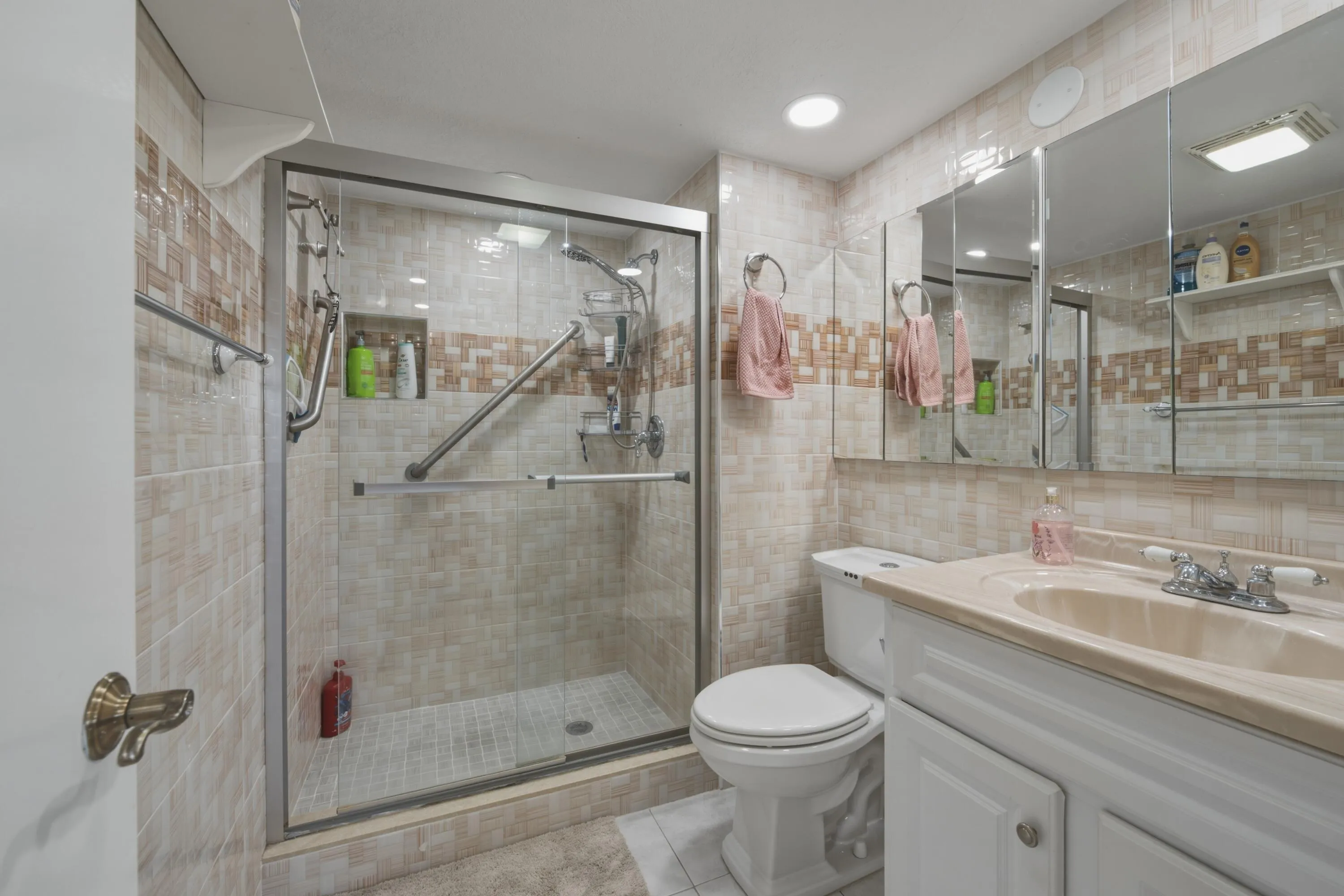 6. Master BATHROOM