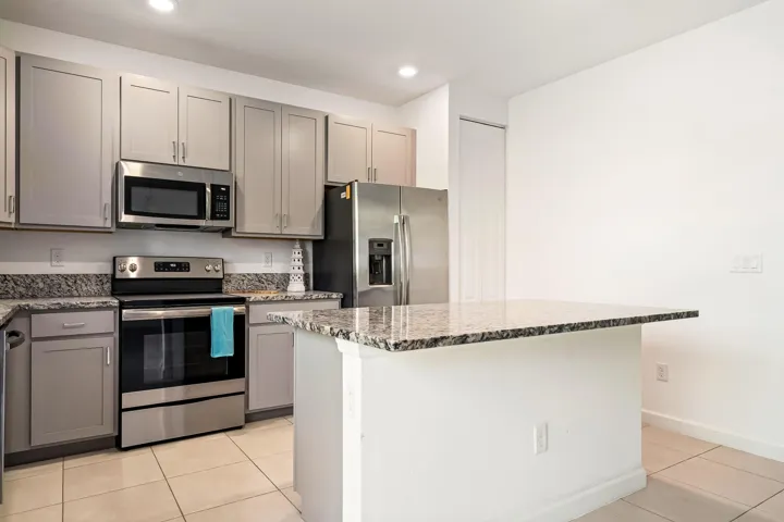 5323 Santa Maria Ave 11
