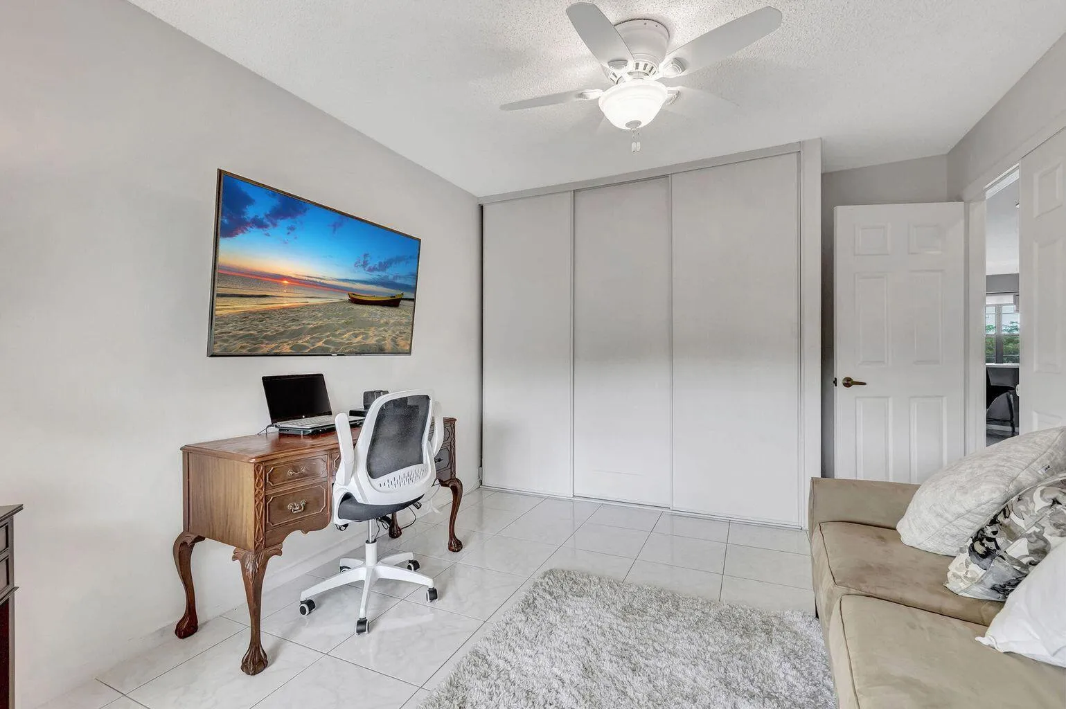 BEDROOM/DEN