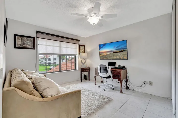 BEDROOM/DEN