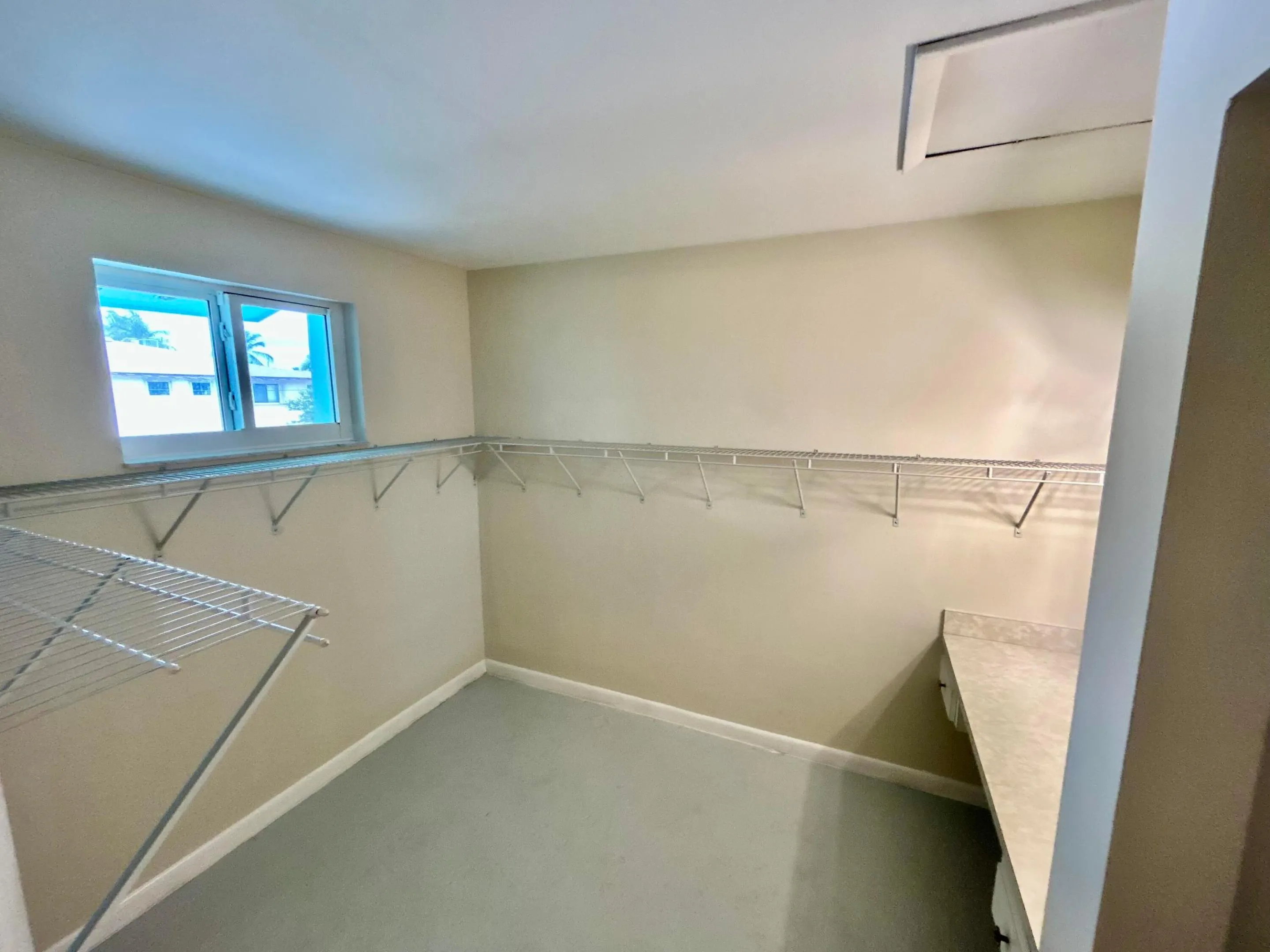 walk-in-closet-dressing room.