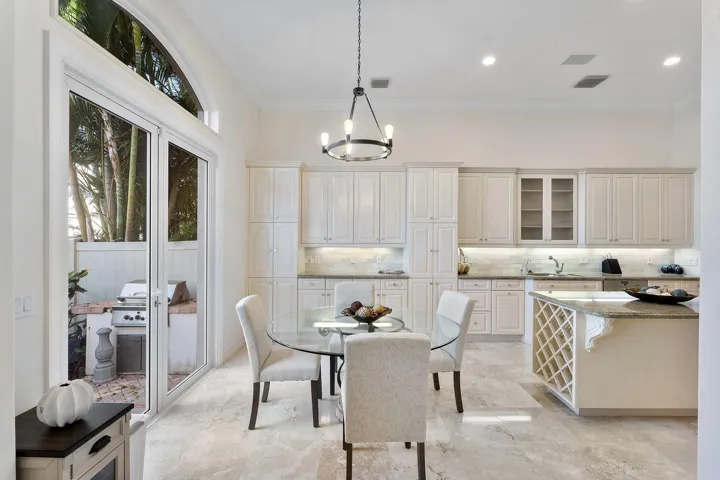 Eat-in kitchen