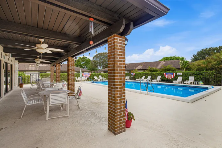 Clubhouse-Pool