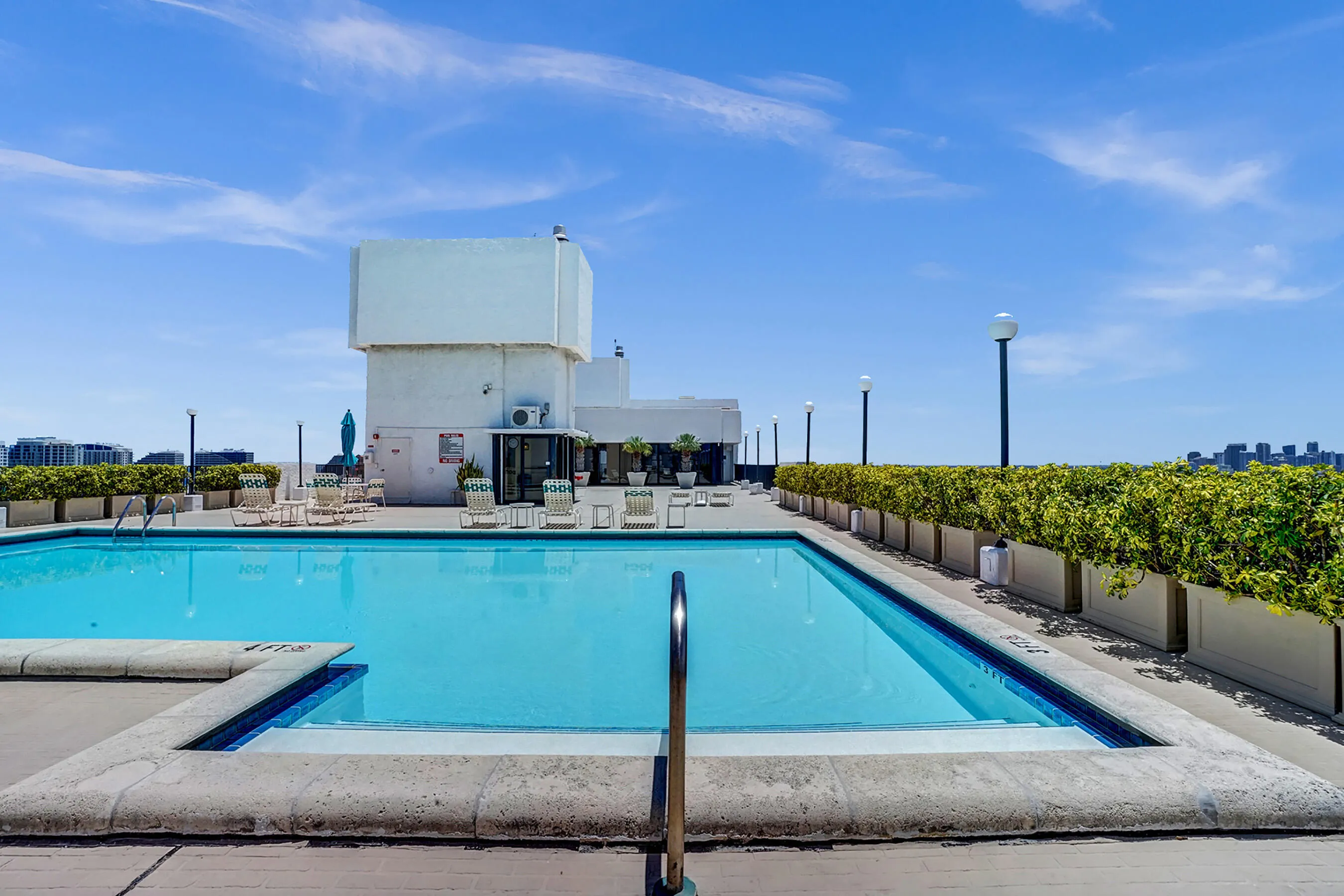 Rooftop Pool - 25 stories in the air!