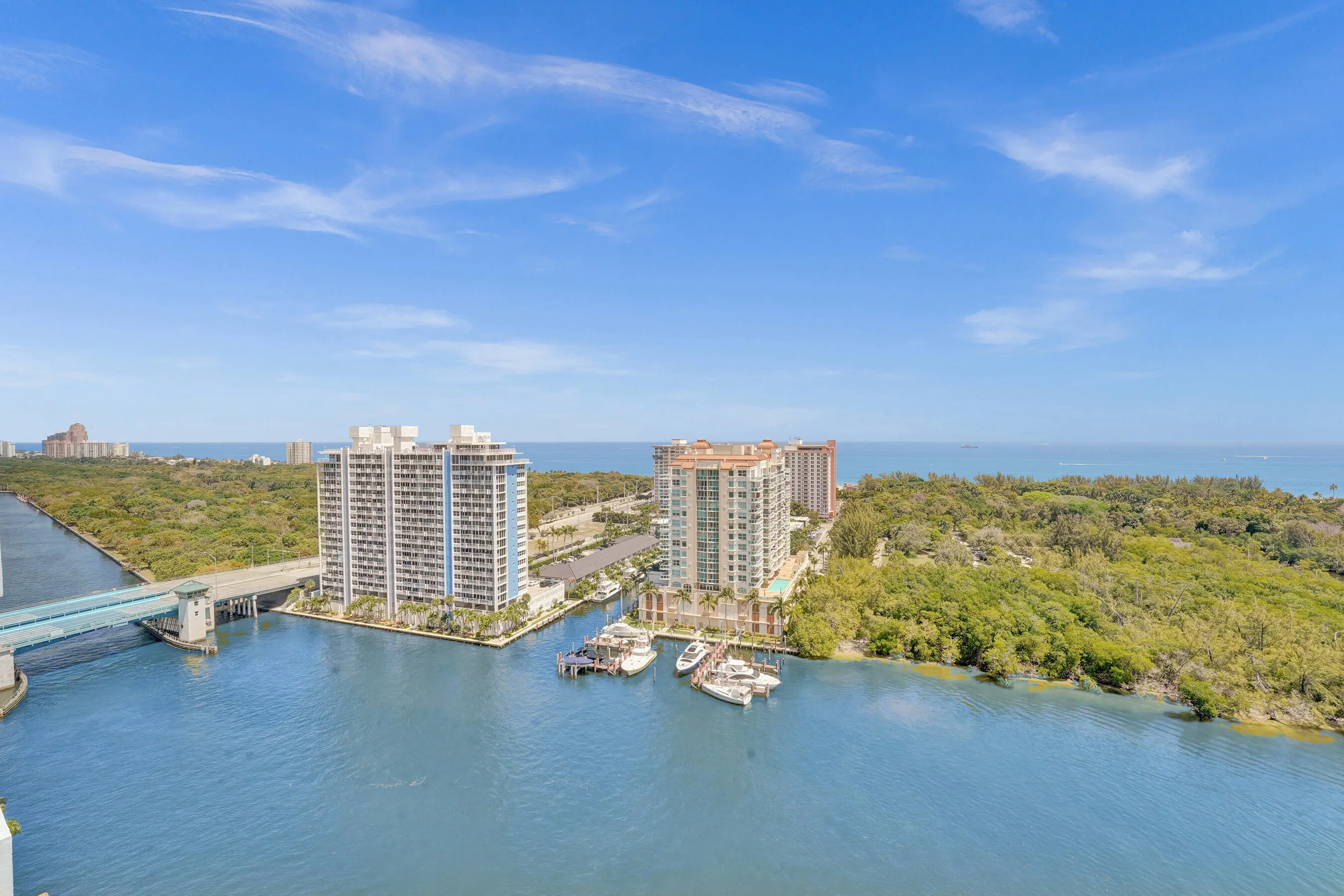 Great location - walk to the beach or Galleria!
