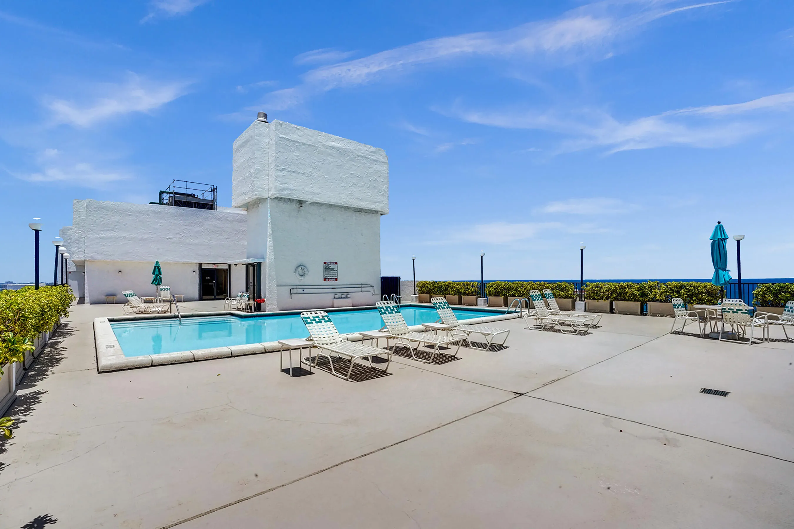 Rooftop Pool - 25 stories in the air!