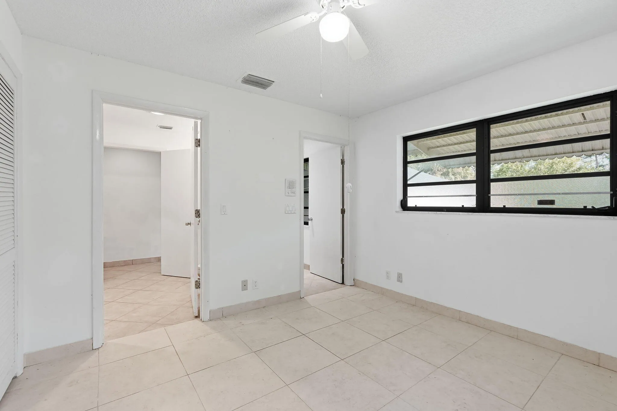 8-web-or-mls-16476_107th_Dr_N_008