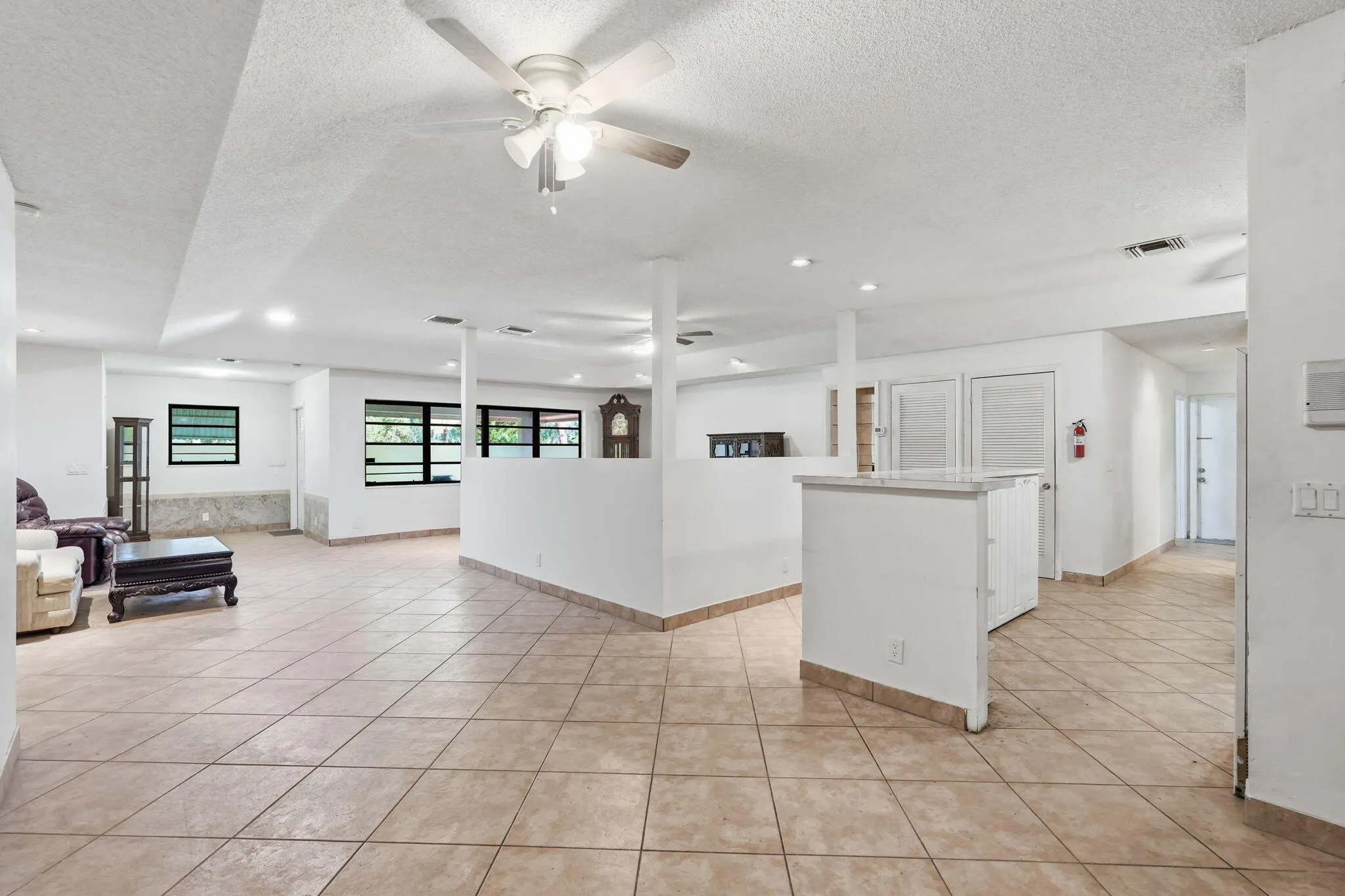 19-web-or-mls-16476_107th_Dr_N_019