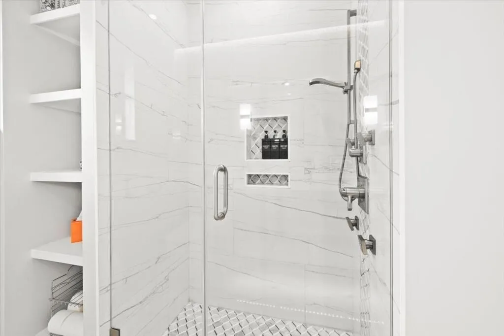 42-Full Bathroom