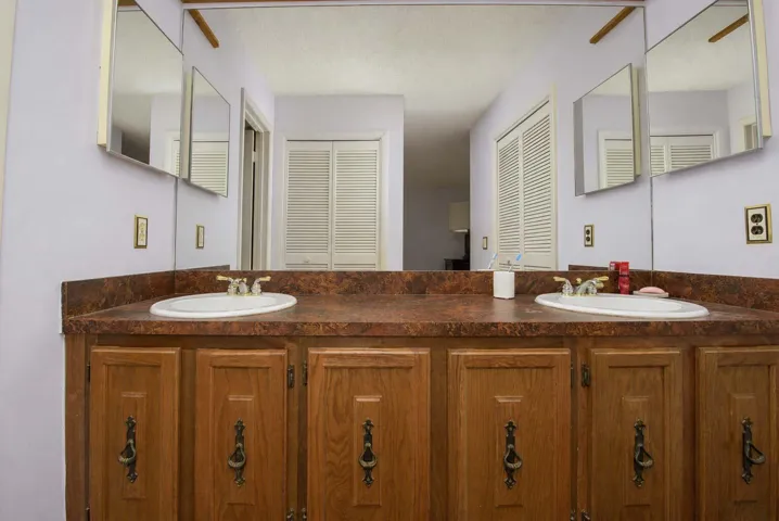 10- Master bathroom (02)