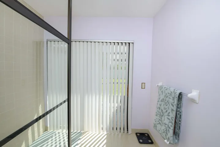 10- Master bathroom (6)