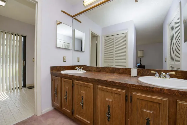 10- Master bathroom (01)