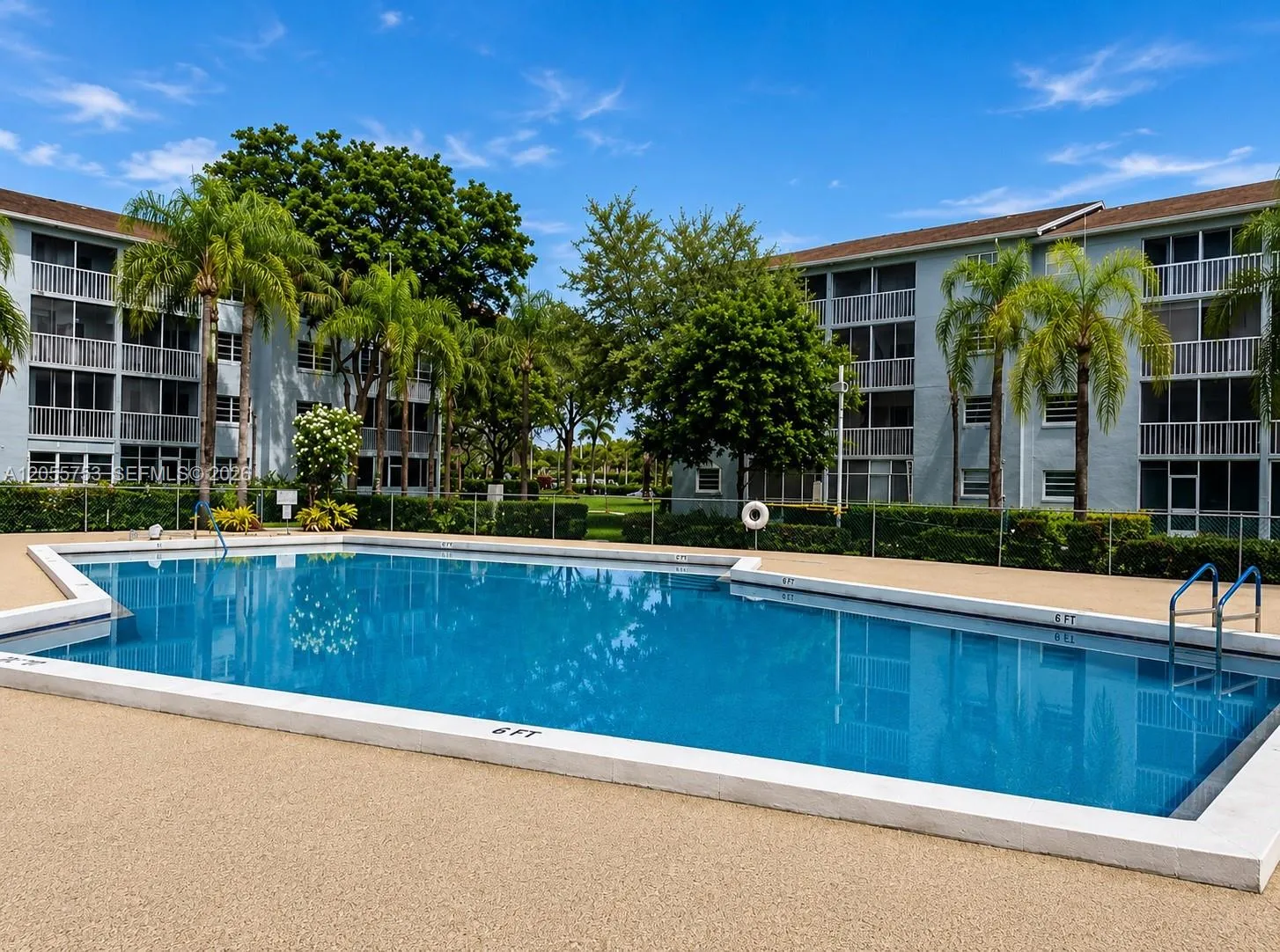 Buckingham Pool - Walk-in distance from unit