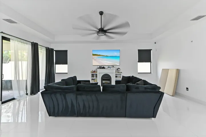 14 living room 02