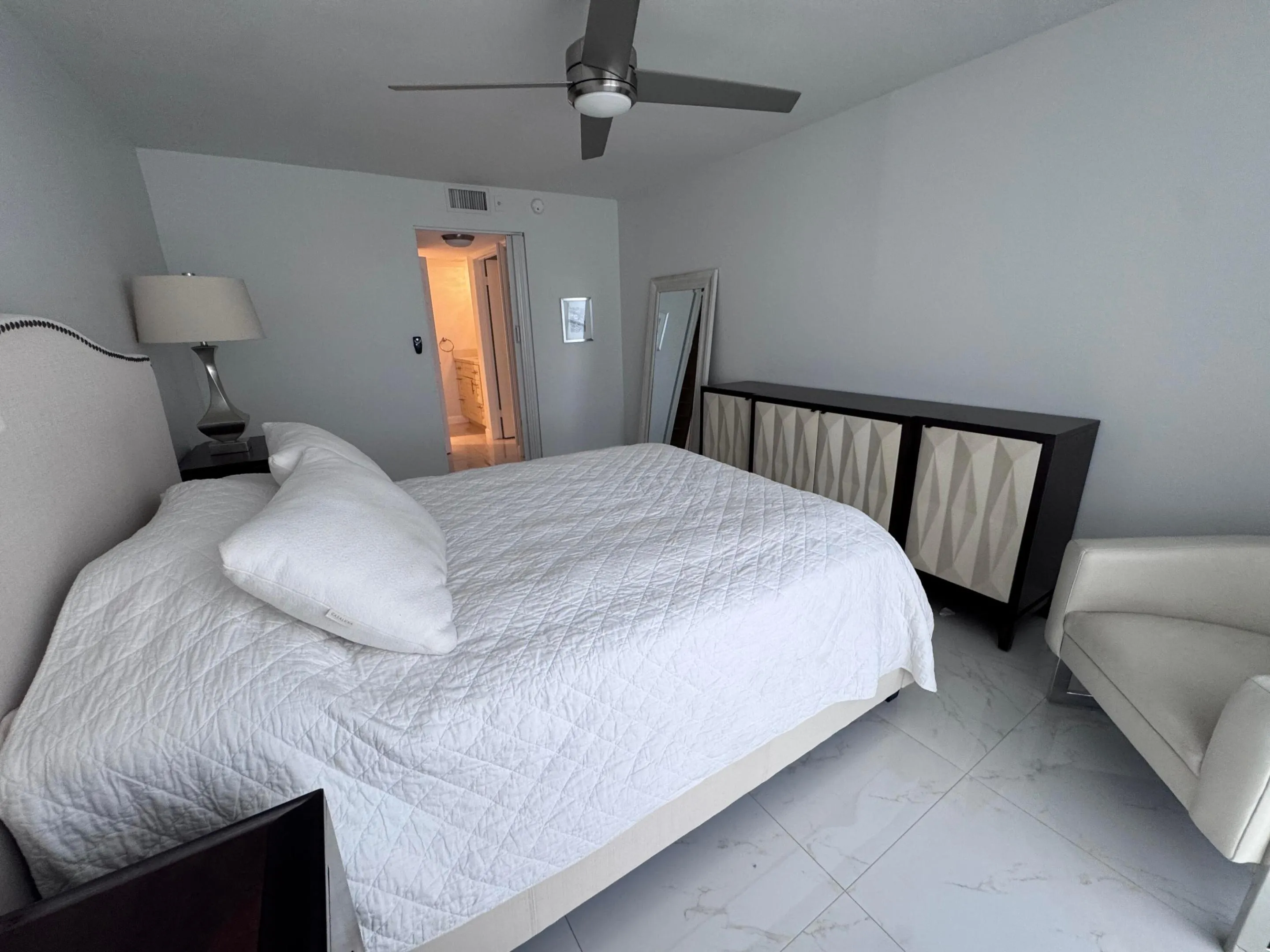 King size bed with extra seating area