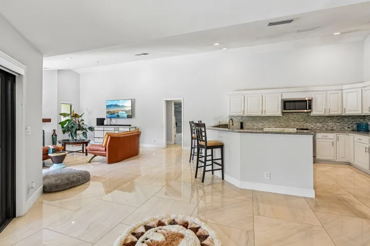 16-web-or-mls-Equestrian Dr-S1707-016